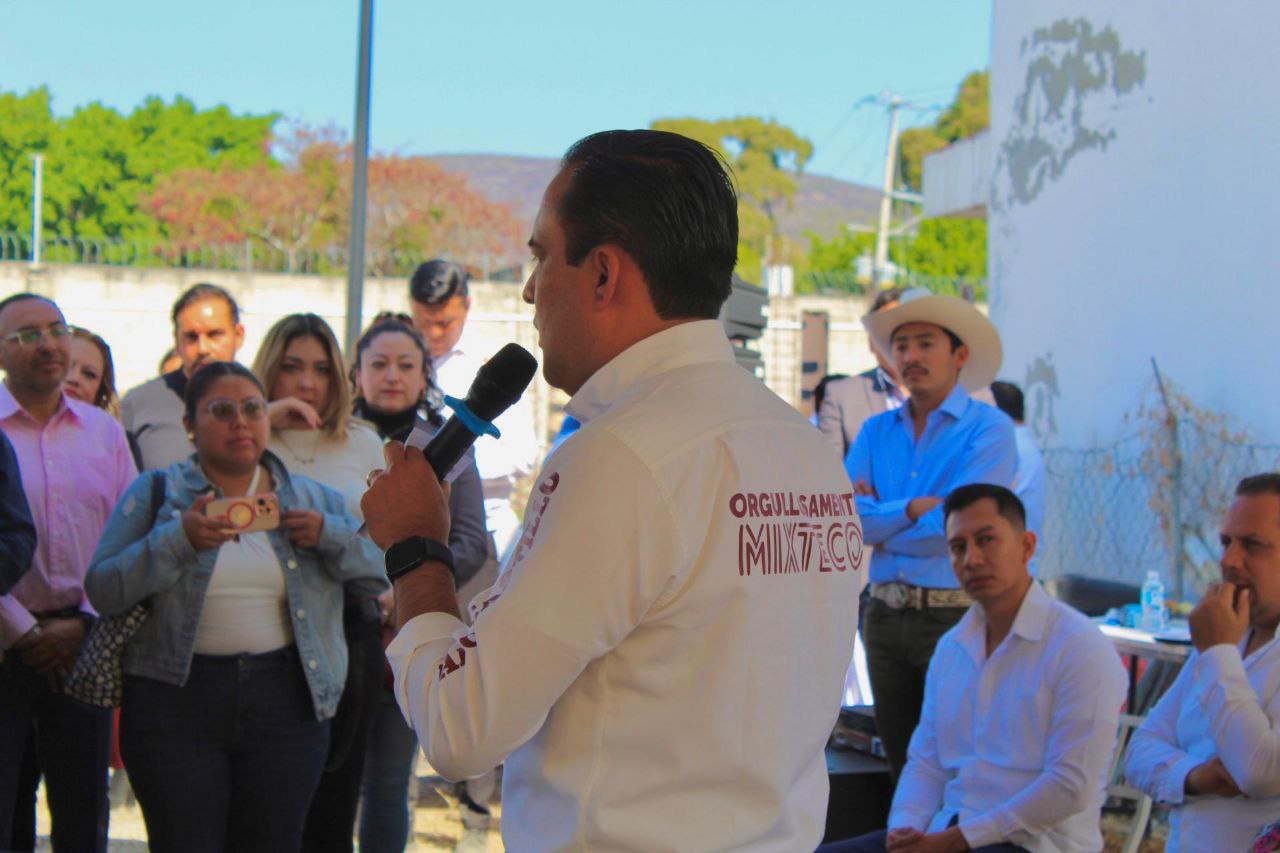 Lo acompañaron legisladores / FOTO: Especial