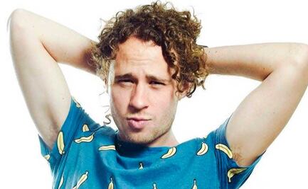 Luisito Comunica finge desmayo para huir de sus fans