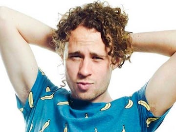 Luisito Comunica finge desmayo para huir de sus fans