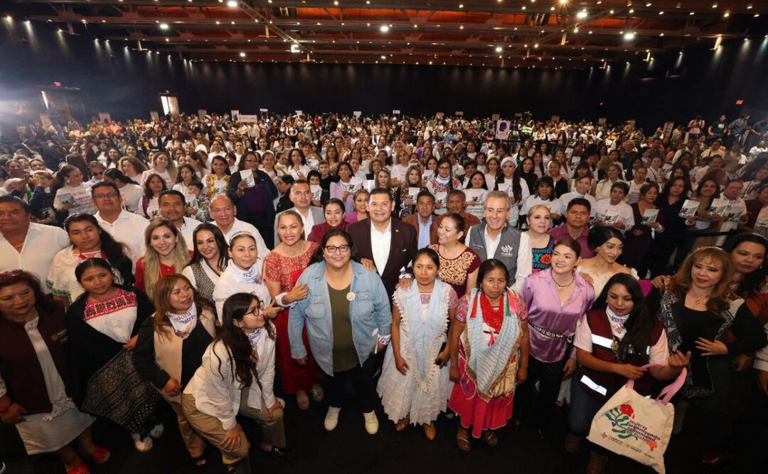 Puebla, primer estado en crear la red de Mujeres Tejedoras de la Patria | Foto: Gobierno de Puebla.