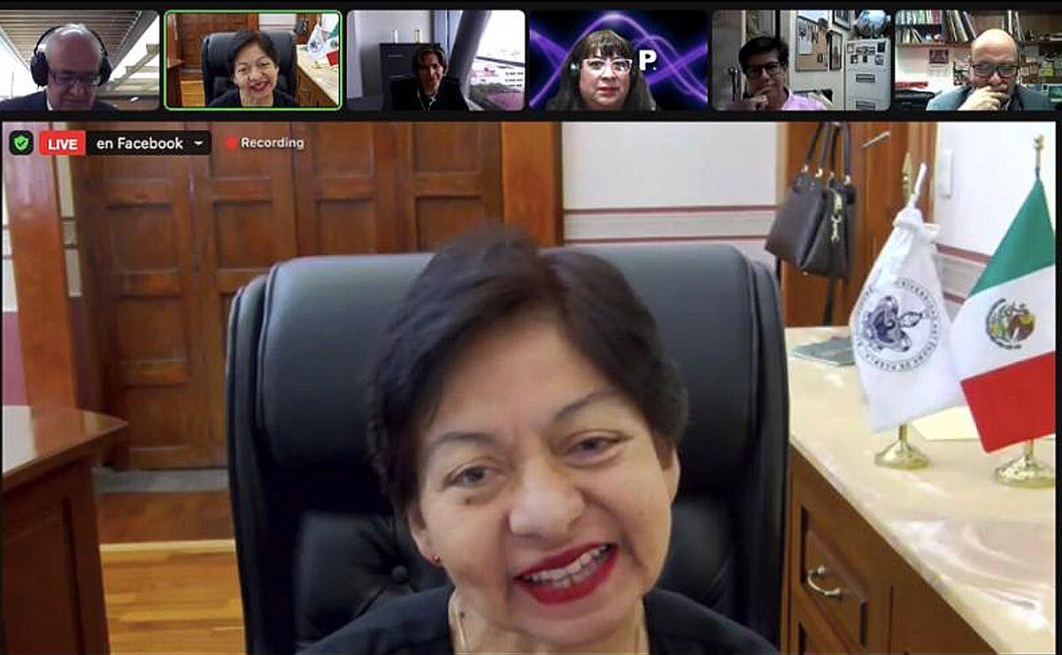 Lilia Cedillo entrega constancias de capacitación a gestores en universidades públicas de Perú