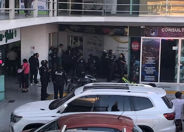 Víctimas de fraude se manifiestan en Center Car e impiden la salida de empleados