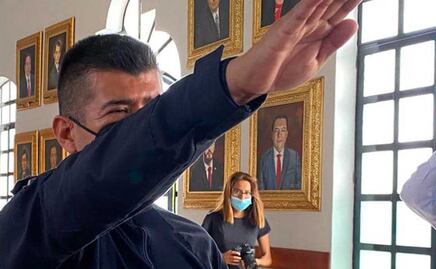 Suspenden al director de Seguridad en Tehuacán por traer cerveza en patrulla