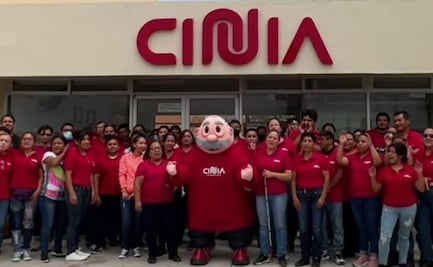 Invitan a Rosalía a visitar la fábrica de peluches del Dr. Simi