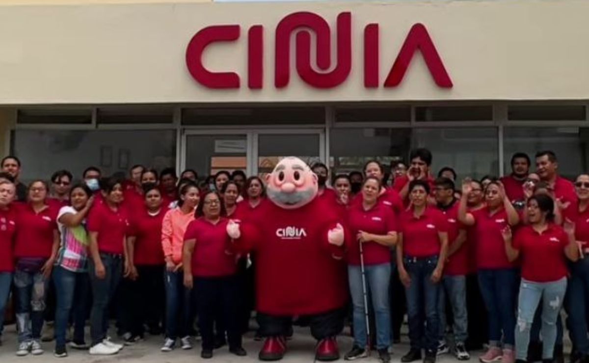 Invitan a Rosalía a visitar la fábrica de peluches del Dr. Simi