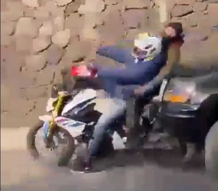 En Querétaro, dos sujetos intentaron quemar una casilla de votación, pero fueron atacados por un ciudadano que los arrolló con su camioneta para impedir su fuga.
Foto: Producción El Universal Puebla