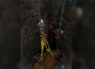 Con equipo de rescate sacan a caballo que cayó en pozo en Atlixco