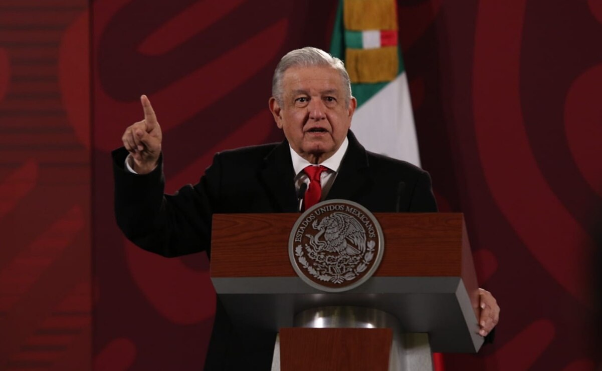 Llama AMLO a presentar denuncias en contra del historiador Pedro Salmerón