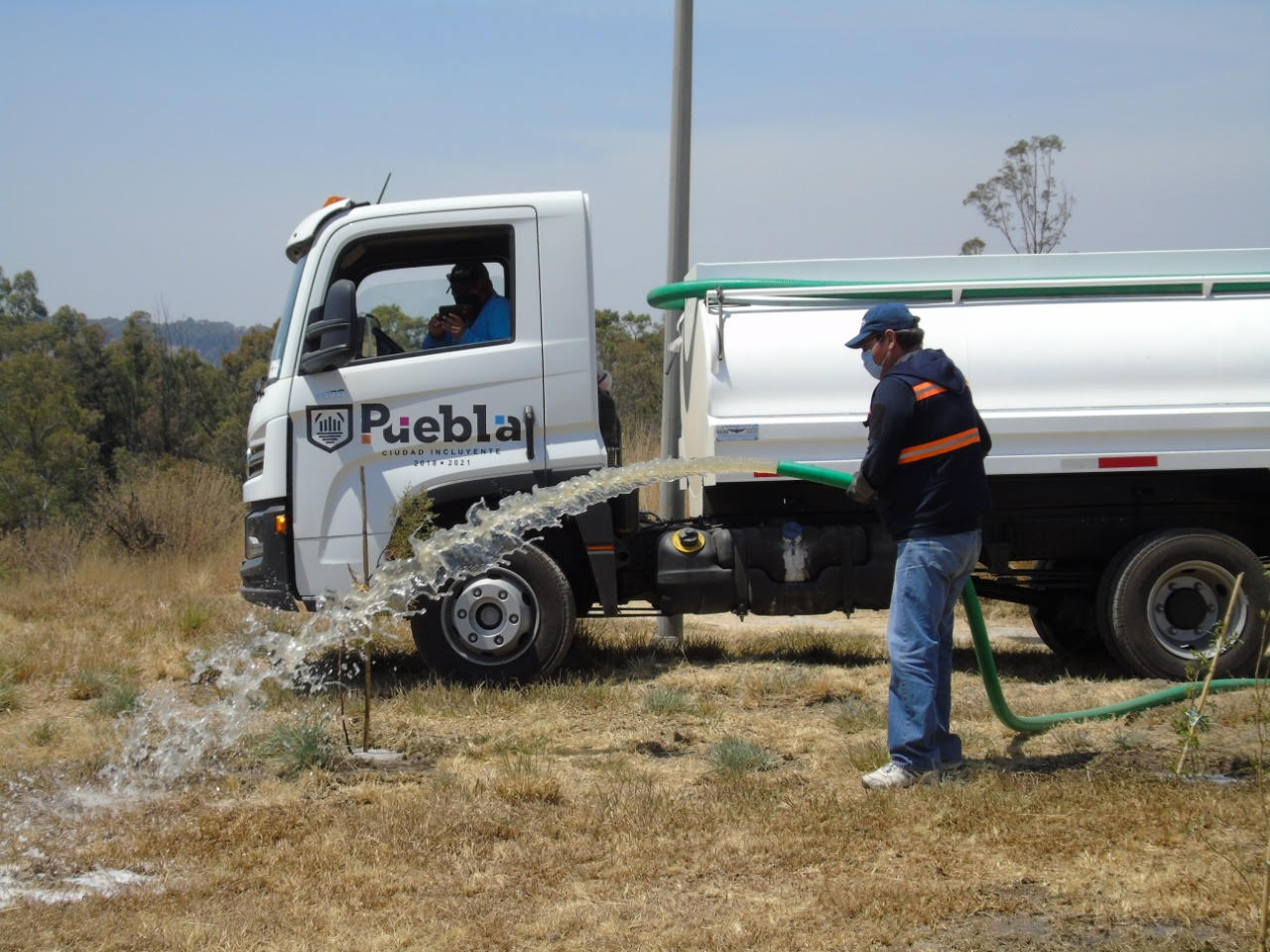 Aprovechan agua tratada para regar parques y áreas verdes