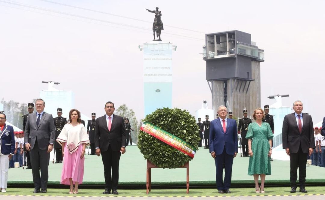 El presidente Andrés Manuel López Obrador y el gobernador Sergio Salomón Céspedes montan guardia de honor al General Ignacio Zaragoza. | Foto: Twitter Sergio Salomón Céspedes