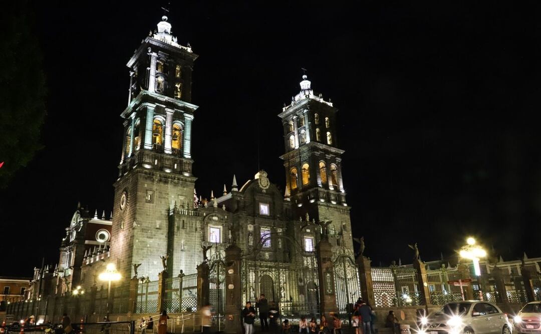 Según el INAH el proyecto original de la Catedral de Puebla contempla cuatro torres | Foto: Agencia Es Imagen para El Universal Puebla