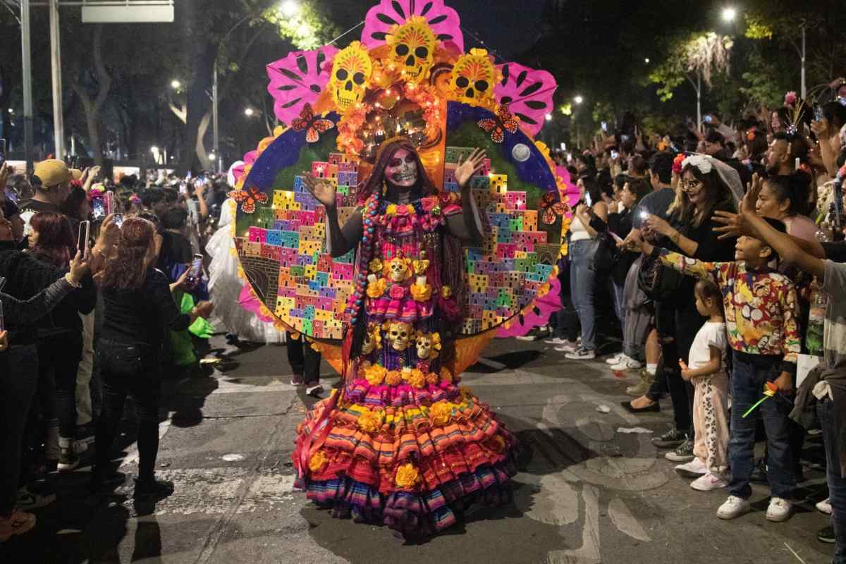 Toma nota, porque a continuación te compartiremos todos los detalles que necesitas saber para disfrutar al máximo de este espectacular evento, que rinde homenaje a los poblanos y a las almas de sus seres queridos que han partido. ¡Prepárate para una experiencia llena de color, música y tradición!
Foto: Producción El Universal Puebla