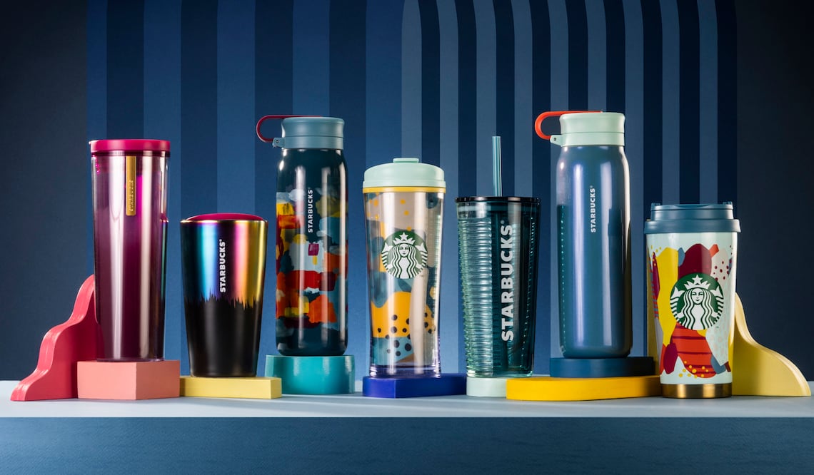 La cafetería estadounidense ha indicado que este descuento del 30% en vasos seleccionados estará disponible desde el lunes 21 de octubre hasta el domingo 27 del mismo mes.
Foto: Producción El Universal Puebla