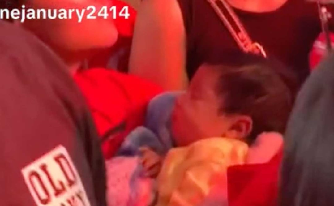 El video muestra a la mujer cargando a un pequeño entre la multitud lo que generó críticas | Foto: Captura de Pantalla