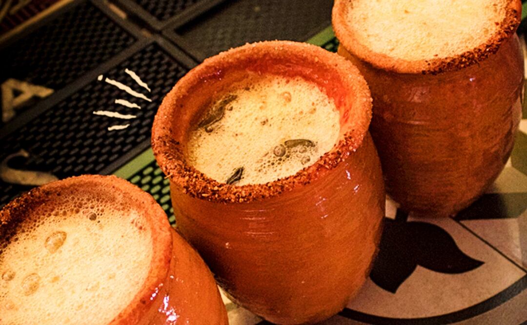 Los cantaritos son muy populares por su rica mezcla de tequila, refresco y jugo ¡mmmm! | Foto: Facebook Los Cantaritos