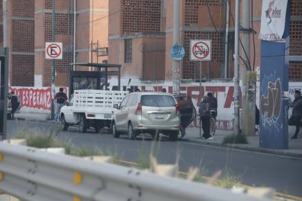 Así operan los taxis piratas del Periférico Ecológico  