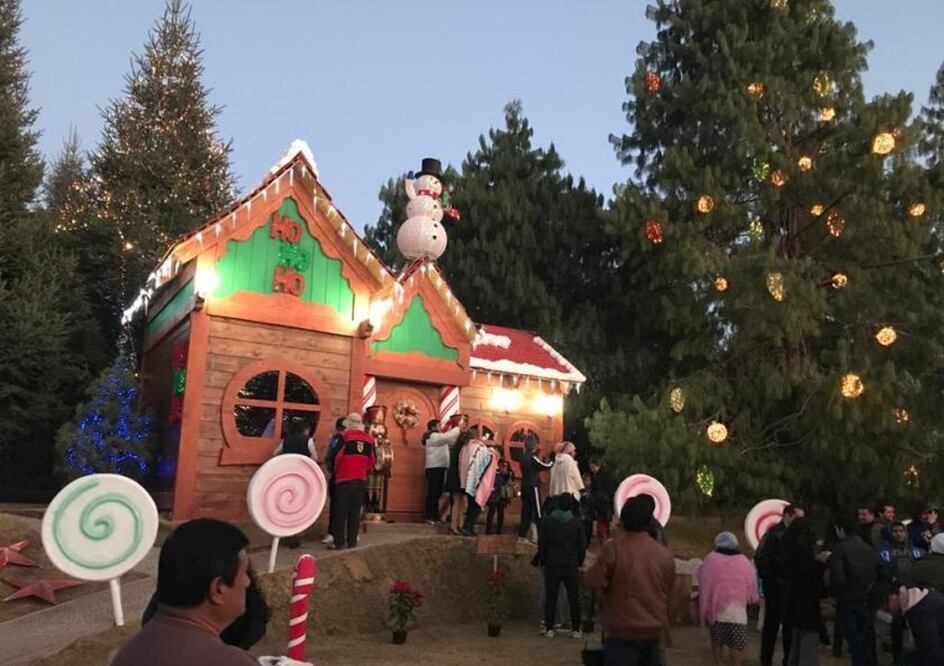 Villa ilumminada navideña de Noelandia. Foto: Volcanic Park