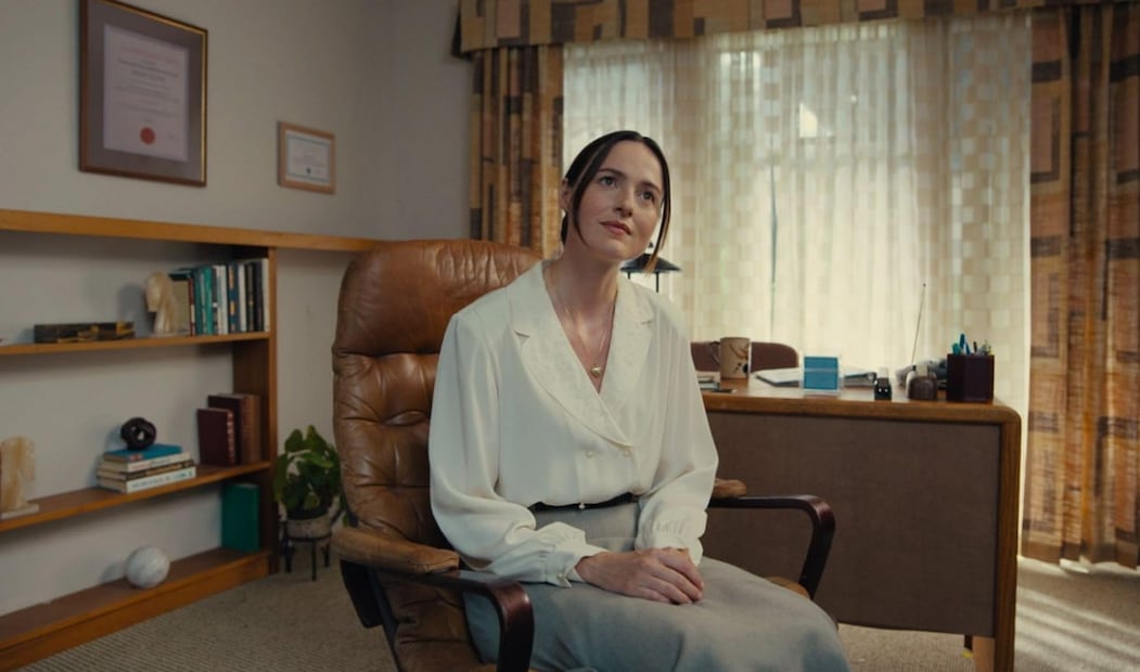 Renate Reinsve también destaca con una interpretación silenciosa y contenida, la cual explota hacia la recta final del filme | Foto: A24