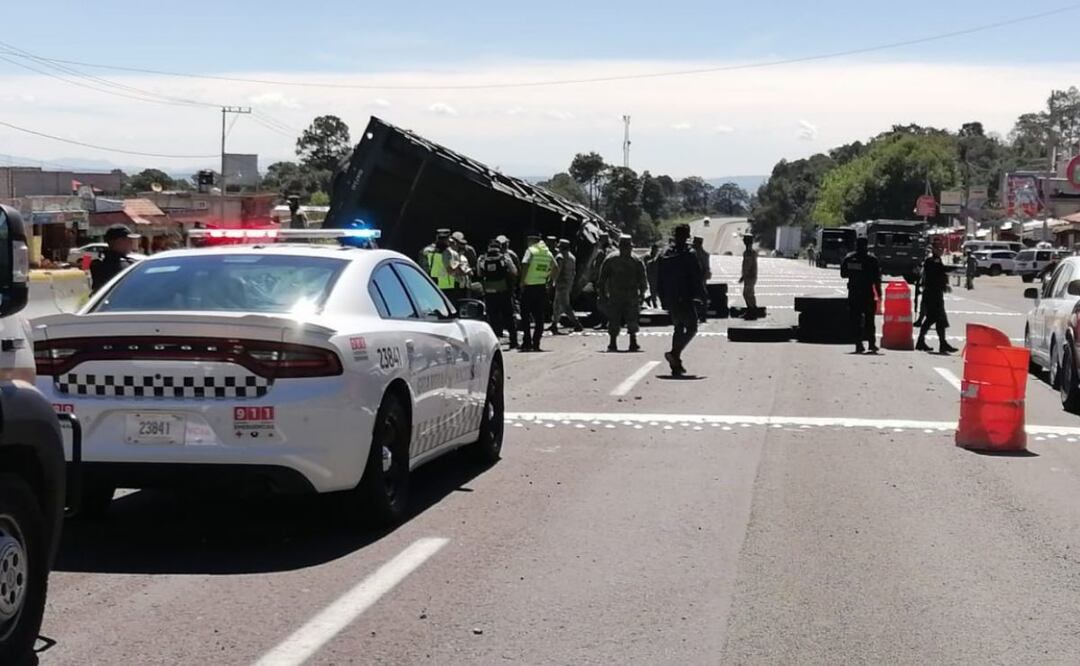 Un vehículo militar quedó  recostado sobre el muro de contención tras volcar en la México-Puebla | Foto: Agencia Es Imagen para El Universal Puebla