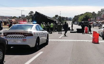 Accidente México-Puebla: Vuelca vehículo del Ejército y deja a un militar lesionado