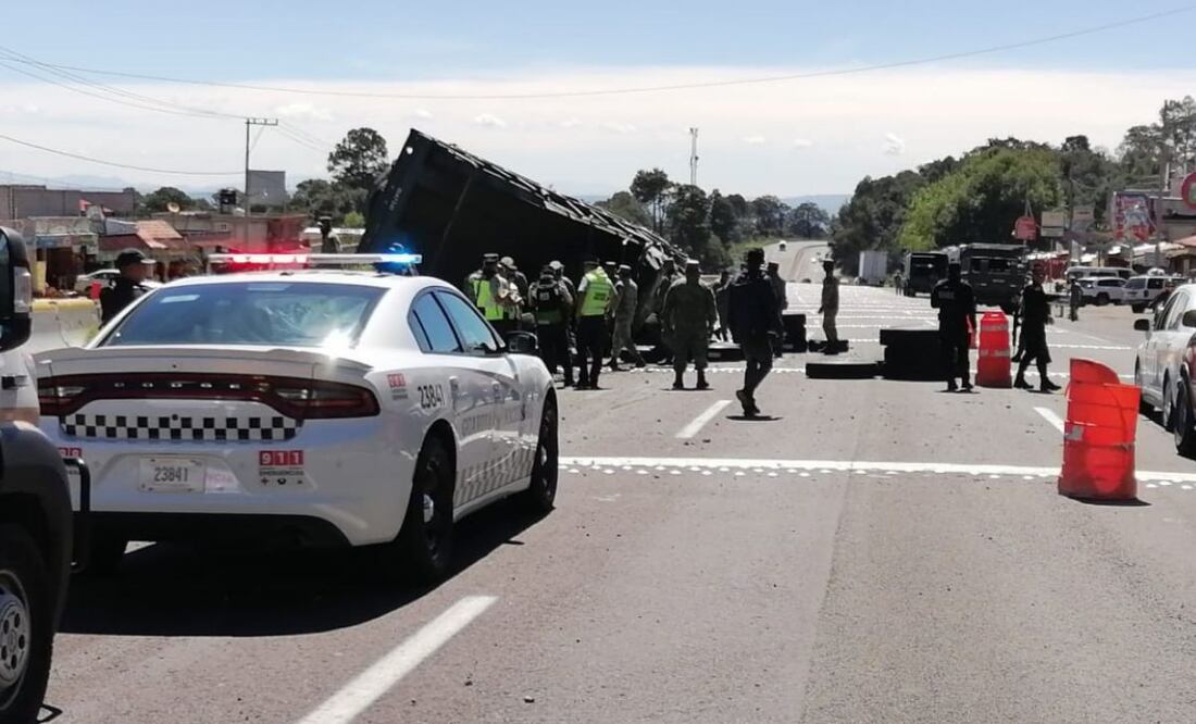 Un vehículo militar quedó recostado sobre el muro de contención tras volcar en la México-Puebla | Foto: Agencia Es Imagen para El Universal Puebla