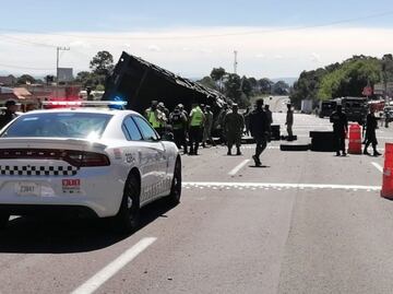 Accidente México-Puebla: Vuelca vehículo del Ejército y deja a un militar lesionado