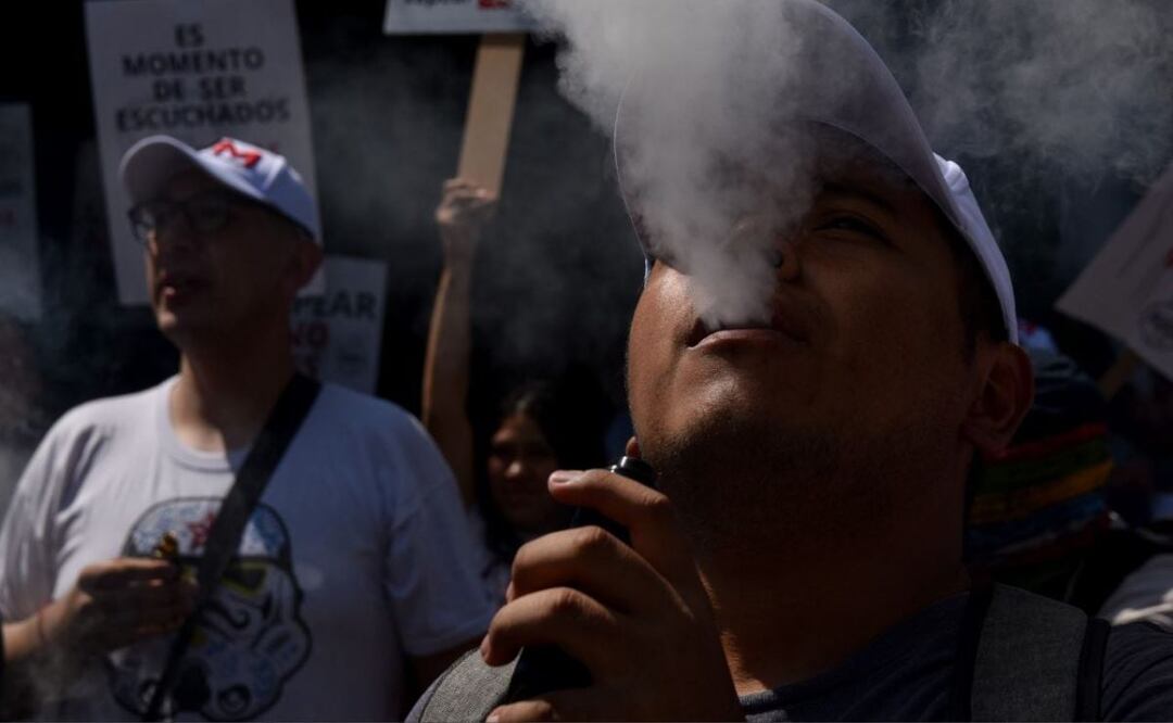 Los vapeadores se siguen vendiendo y consumiendo en la capital poblana. | Foto: Agencia Es Imagen para El Universal Puebla