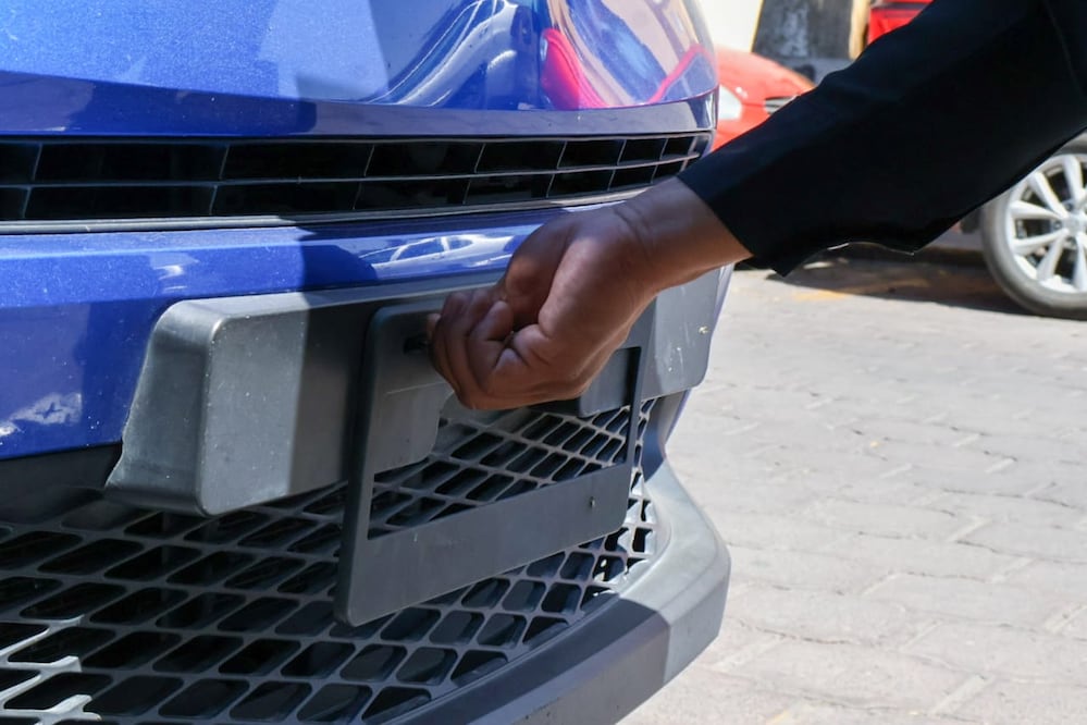 Traer portaplacas no autorizados puede resultar muy costoso por las multas | Foto: EsImagen