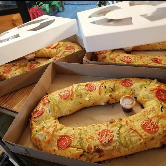 Este restaurante vende la rosca pizza, una forma muy peculiar de unir ambos antojos | Foto: Instagram albahaca & miel