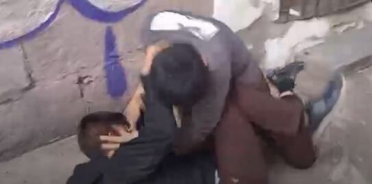 VIDEO. Captan pelea callejera entre estudiantes del Instituto Salvador Allende