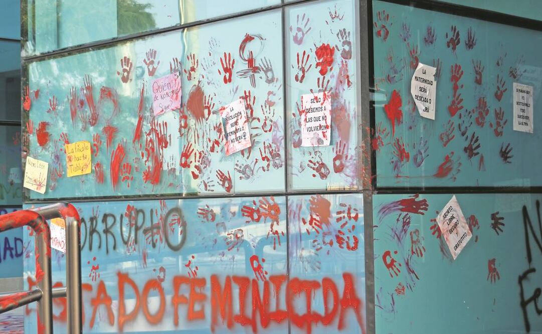 Los recursos otorgados al combate a la violencia contra las mujeres evidencian el desinterés del gobierno federal. En la imagen, pintas de colectivos feministas y chicas que protestaron en Nuevo León por el feminicidio de Debanhi. Foto: Emilio Vásquez