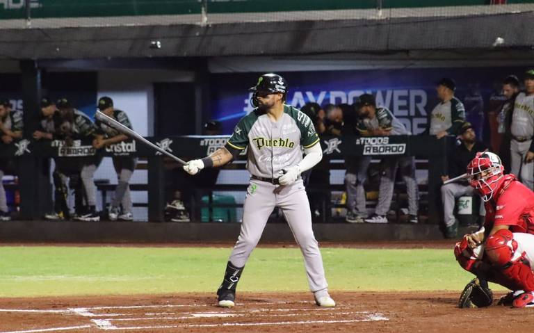 El Club Pericos de Puebla ha anunciado oficialmente el nombramiento de Russell Vásquez, estratega proveniente de Venezuela, como su nuevo manager para la Temporada 2025 de la Liga Mexicana de Béisbol (LMB). 

Foto: Producción El Universal Puebla