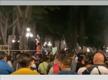 A portazos, sindicalizados protestan en Palacio Municipal contra basificaciones