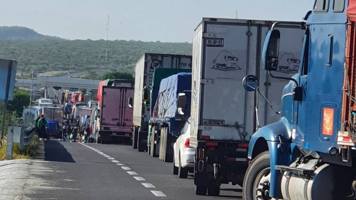 Mediante un comunicado, se informó que debido a la falta de pago de 90 millones de pesos a los proveedores por el material utilizado en la construcción del Tren Maya, se procederá al cierre de carreteras en diferentes puntos del país. 

Foto: Producción El Universal Puebla