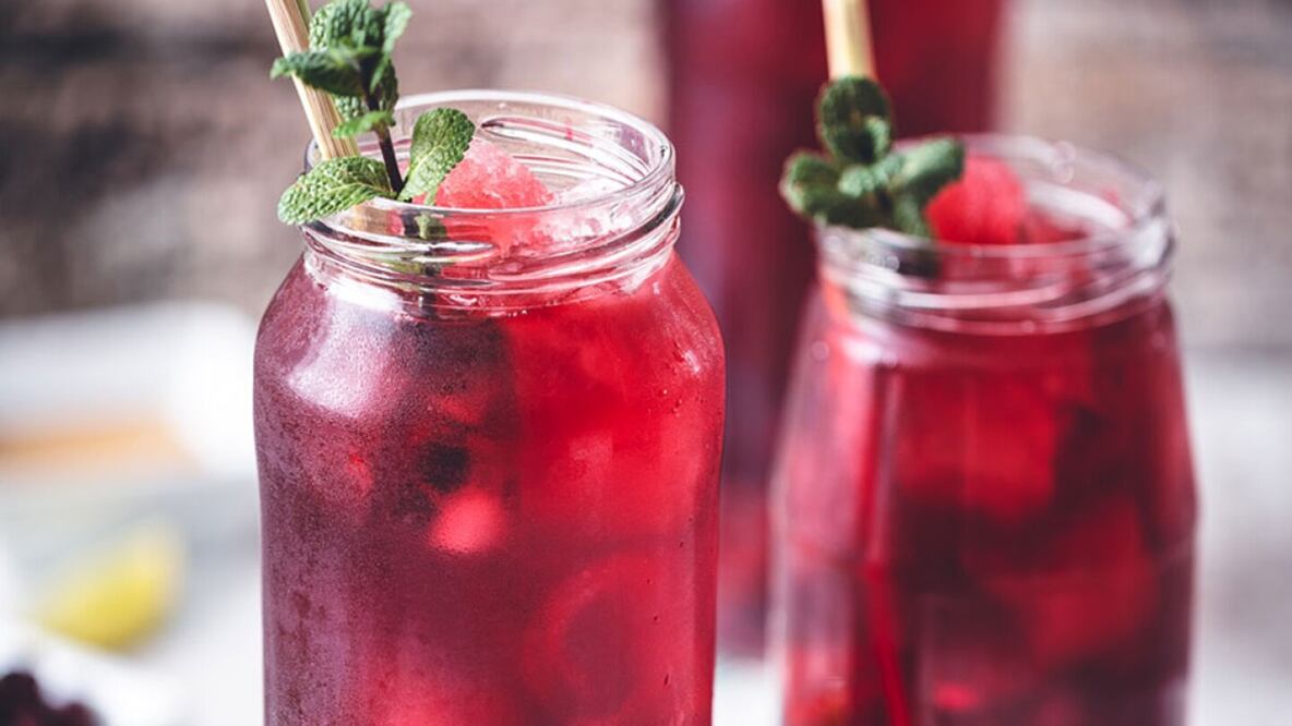 La jamaica contiene antioxidantes como flavonoides y polifenoles, que pueden ayudar a combatir el estrés oxidativo en el cuerpo y promover la salud cardiovascular.

Foto: Producción El Universal