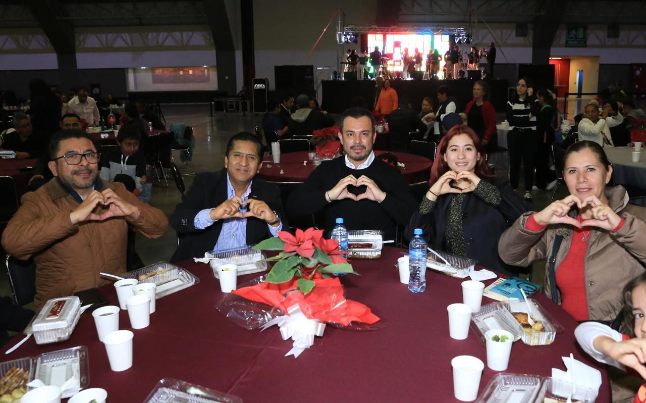 Familias poblanas disfrutaron la Cena de Fin de Año organizada por el Gobierno del Estado