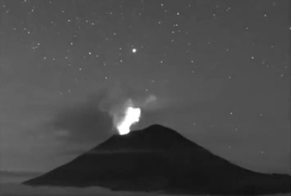 Este 18 de septiembre el volcán Popocatépetl presentó expulsión de material incandescente | Foto: Captura Webcams de México