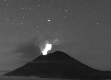 Volcán Popocatépetl amanece activo; registra expulsión material incandescente