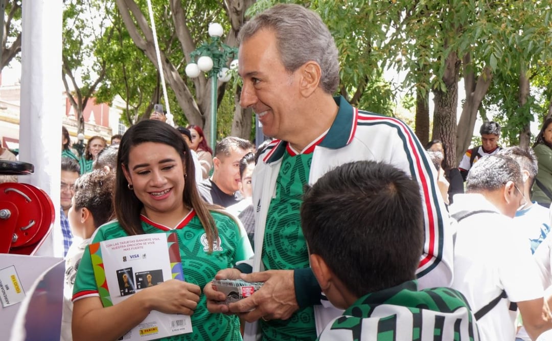 Pepe Chedraui se reúne con poblanos en Megaintercambio de Estampas Mundialistas | Foto: Ayuntamiento de Puebla.