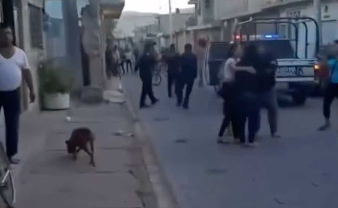En redes sociales circula el video del presunto abuso de poder que policías de Altepexi cometieron en contra de civiles | Foto: Captura de pantalla