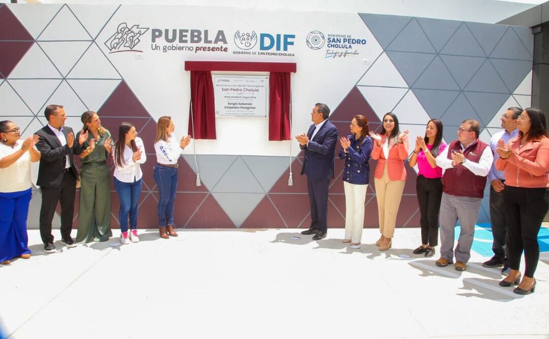 El gobernador Sergio Salomón Céspedes y su esposa, Gaby Bonilla, rehabilitaron el DIF Municipal de San Pedro Cholula | Foto: Gobierno de Puebla