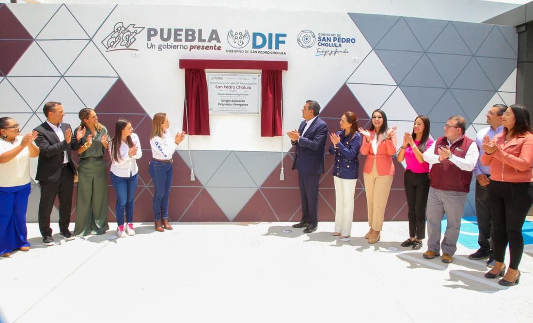 El gobernador Sergio Salomón Céspedes y su esposa, Gaby Bonilla, rehabilitaron el DIF Municipal de San Pedro Cholula | Foto: Gobierno de Puebla