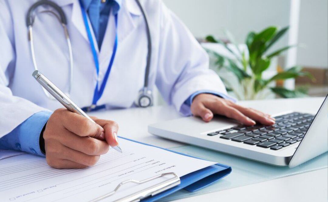 Funciones y salarios de un médico en Puebla. Fuente: Freepik.