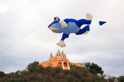Enormes papalotes brillan en Festival Volarte 2024 del Pueblo Mágico de Cholula