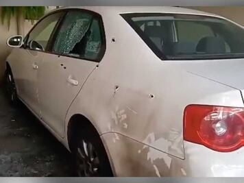 Balean y queman vehículo dentro de cochera en la Gabriel Pastor