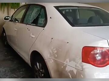 Balean y queman vehículo dentro de cochera en la Gabriel Pastor