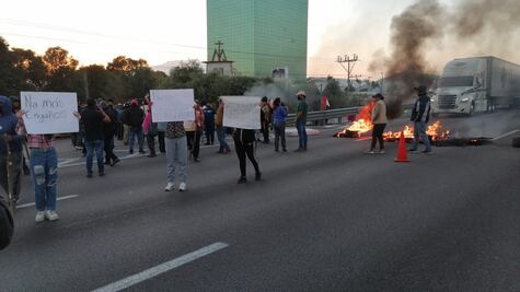 Reabren manifestantes de Santa Ana Xalmimilulco la autopista México-Puebla