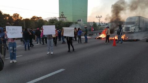 Reabren manifestantes de Santa Ana Xalmimilulco la autopista México-Puebla