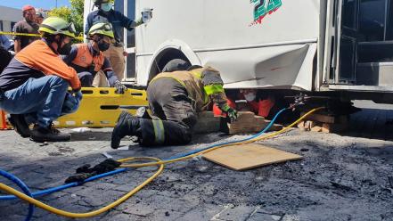 Microbús atropella a motociclista frente al Mercado de Sabores de Puebla
