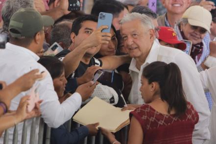 Gobernador de Puebla hace llamado a la unidad en visita de AMLO 